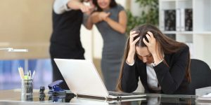 職場で嫌がらせを受けている女性