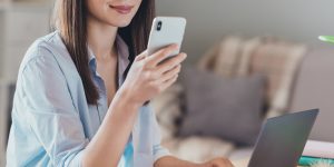 占いサイトを利用する女性