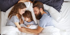 ベッドで眠る家族