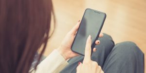 電話占いをやろうか考える女性